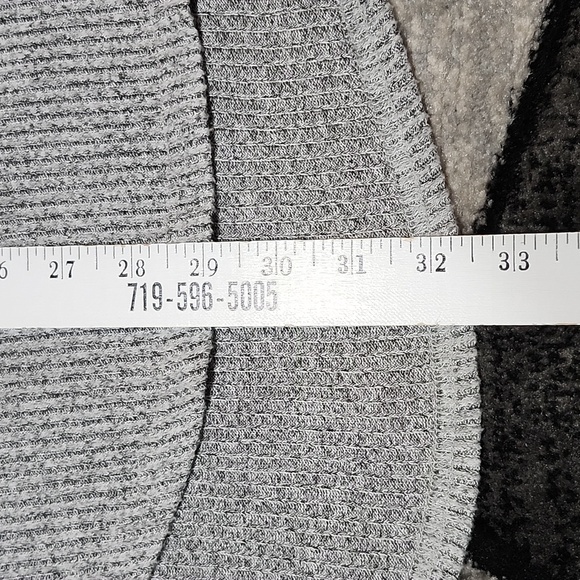 BKE GRAY RIBBED V-NECK DRAP-TAIL LONG-SLEEVED TOP - Picture 8 of 11